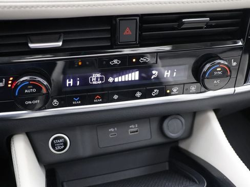 Used 2023 Nissan Rogue SL w/ SL Premium Package image 22