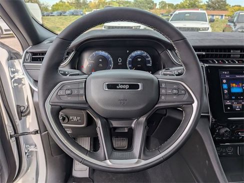 New 2025 Jeep Grand Cherokee Altitude image 18