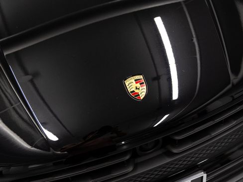 Used 2025 Porsche Macan AWD/4WD image 9