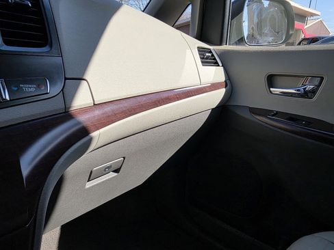 Used 2013 Toyota Sienna XLE image 47