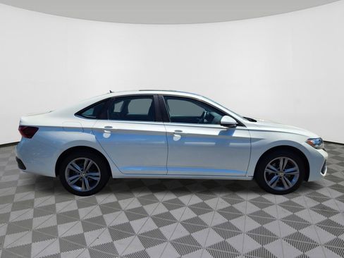 Used 2023 Volkswagen Jetta SE w/ Panoramic Sunroof Package FWD image 6