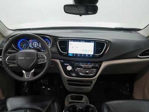 Used 2023 Chrysler Pacifica Touring-L FWD image 14