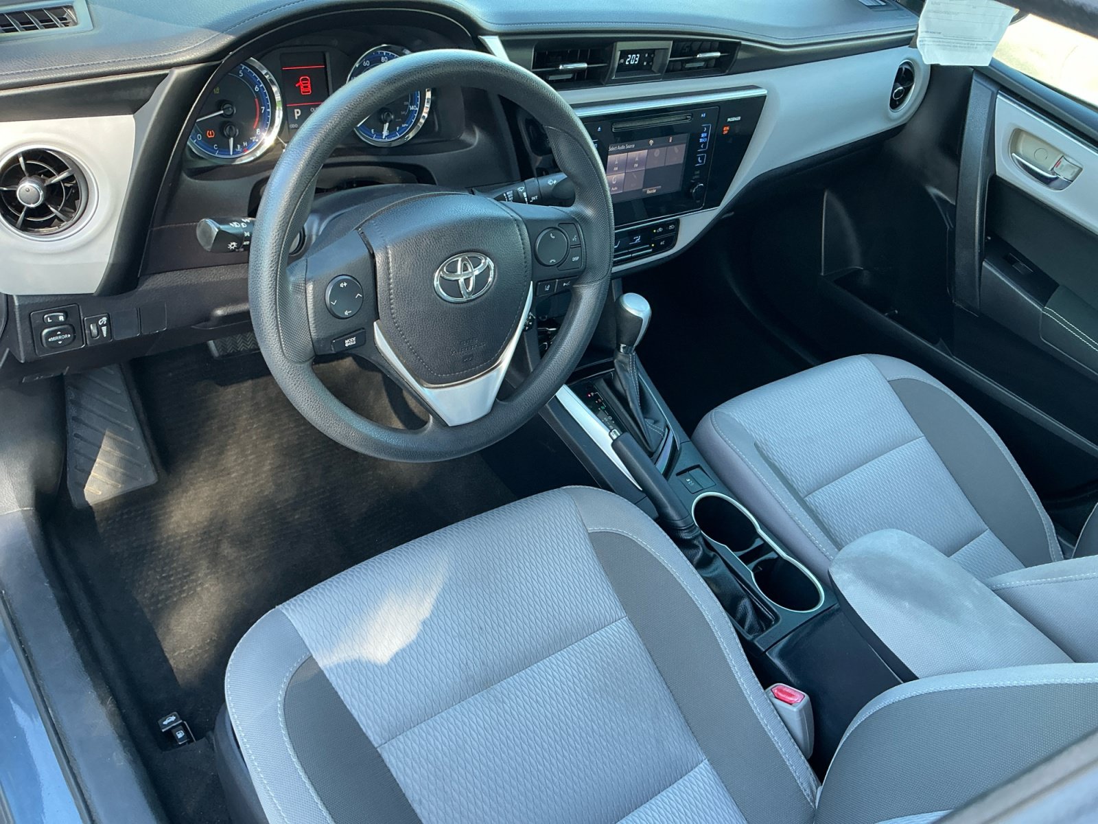 Used 2017 Toyota Corolla LE w/ Carpet Mat Package (TMS) FWD image 20