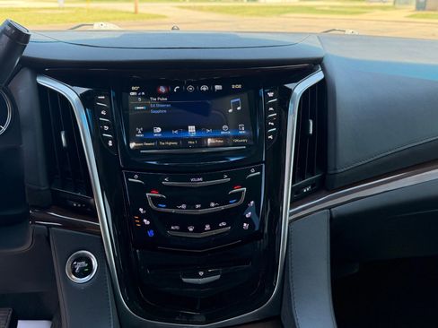 Used 2019 Cadillac Escalade ESV Luxury AWD/4WD image 43