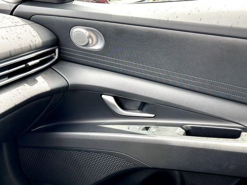 Used 2025 Hyundai Elantra SE image 24