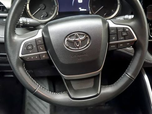 Used 2023 Toyota Highlander LE FWD image 14