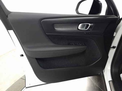 Certified 2025 Volvo XC40 B5 Plus image 17