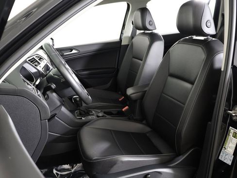 Used 2021 Volkswagen Tiguan SE w/ Panoramic Sunroof Package image 32