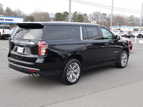 Used 2022 Chevrolet Suburban High Country image 10