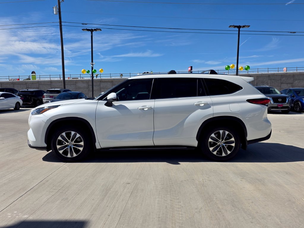 Used 2021 Toyota Highlander XLE FWD image 11