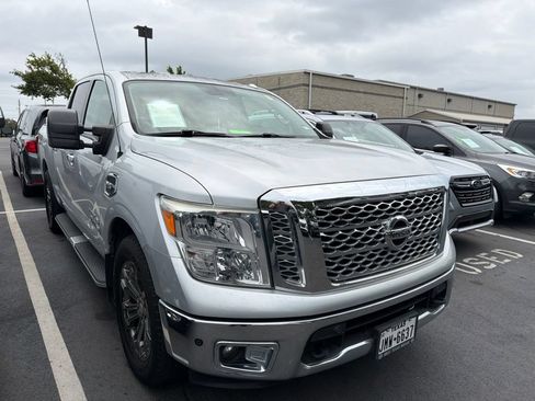 Used 2017 Nissan Titan SV RWD image 2