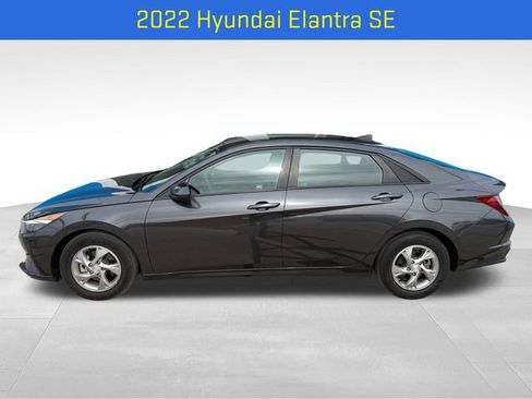 Used 2022 Hyundai Elantra SE FWD image 2