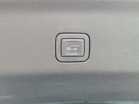 Used 2025 Chevrolet Suburban Z71 w/ Comfort Package AWD/4WD image 10