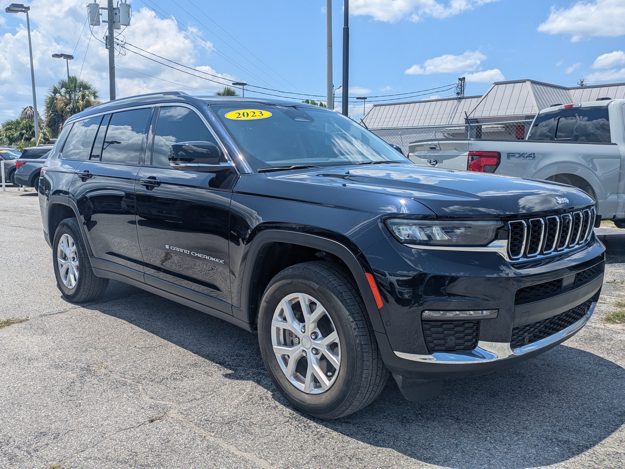Used 2023 Jeep Grand Cherokee L Limited AWD/4WD image 2