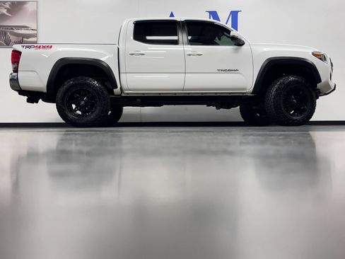Used 2017 Toyota Tacoma TRD Off-Road w/ Tow Package AWD/4WD image 4