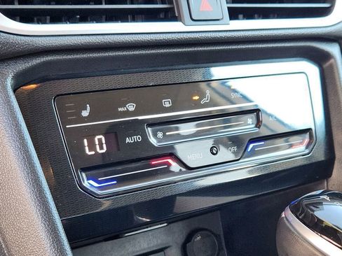 Used 2025 Volkswagen Taos SE image 13