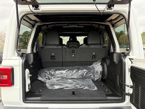 New 2026 Jeep Wrangler Unlimited Sahara AWD/4WD image 30