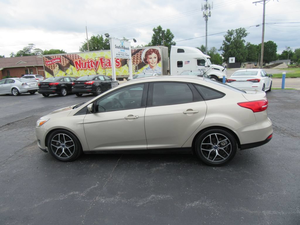 Used 2018 Ford Focus SE w/ SE Appearance Package FWD image 8