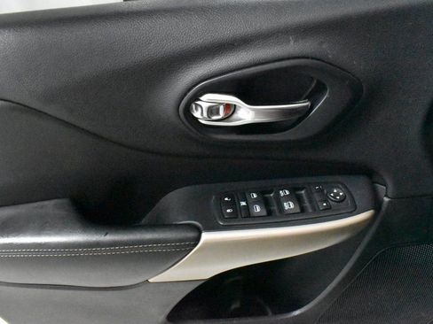 Used 2017 Jeep Cherokee Limited image 19