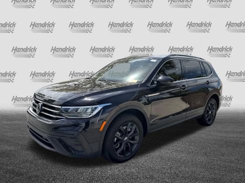 Used 2024 Volkswagen Tiguan SE w/ Panoramic Sunroof Package image 44