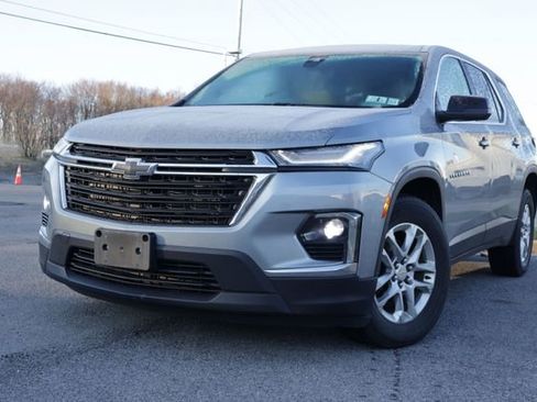 Used 2023 Chevrolet Traverse LS image 2