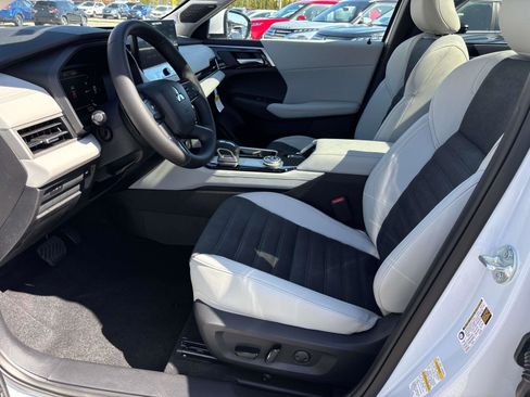 New 2025 Mitsubishi Outlander SE image 9