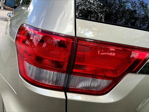 Used 2011 Jeep Grand Cherokee Limited w/ Trailer Tow Group IV image 27