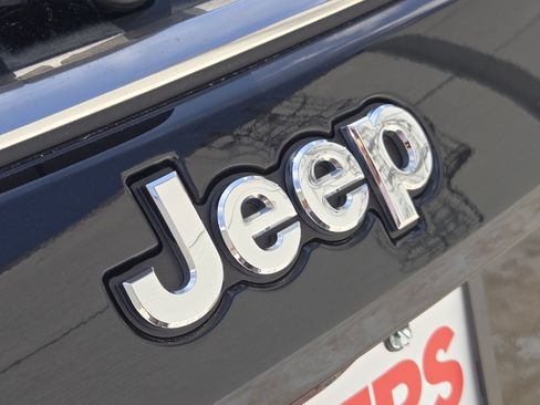 Used 2022 Jeep Compass Limited image 11