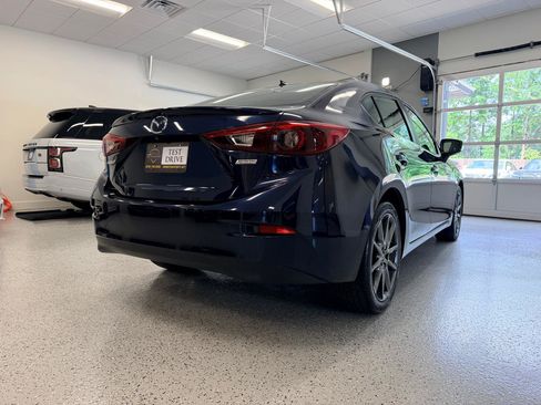 Used 2018 MAZDA MAZDA3 Grand Touring w/ Premium Equipment Package FWD image 9
