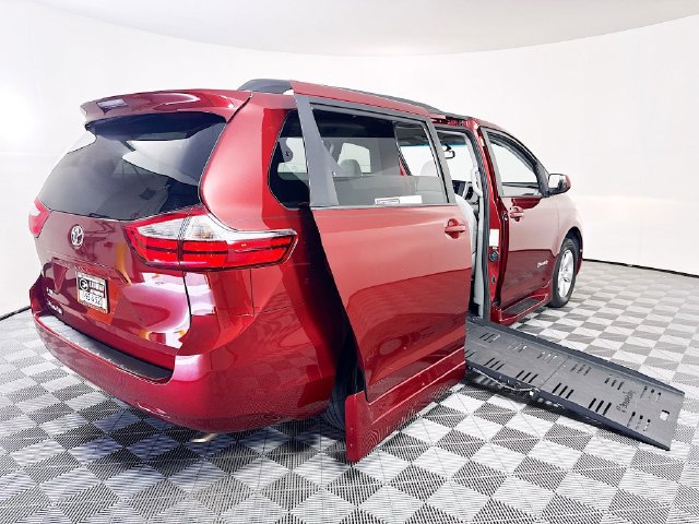 Used 2017 Toyota Sienna LE FWD image 22