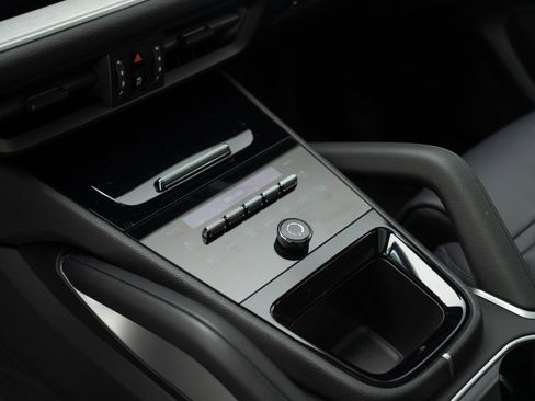 Certified 2025 Porsche Cayenne Coupe image 26