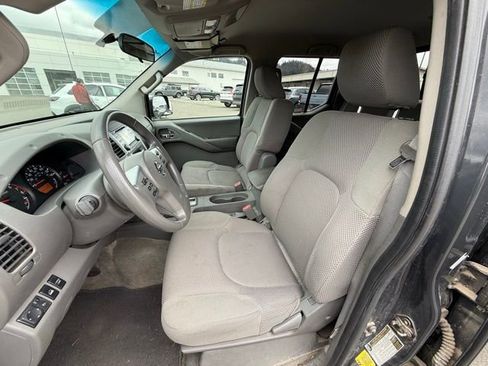 Used 2014 Nissan Frontier SV image 11