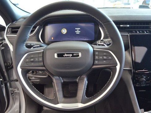 New 2025 Jeep Grand Cherokee Limited w/ Black Appearance Package image 16