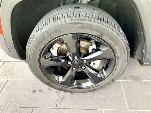 Used 2023 Jeep Grand Cherokee Altitude image 9