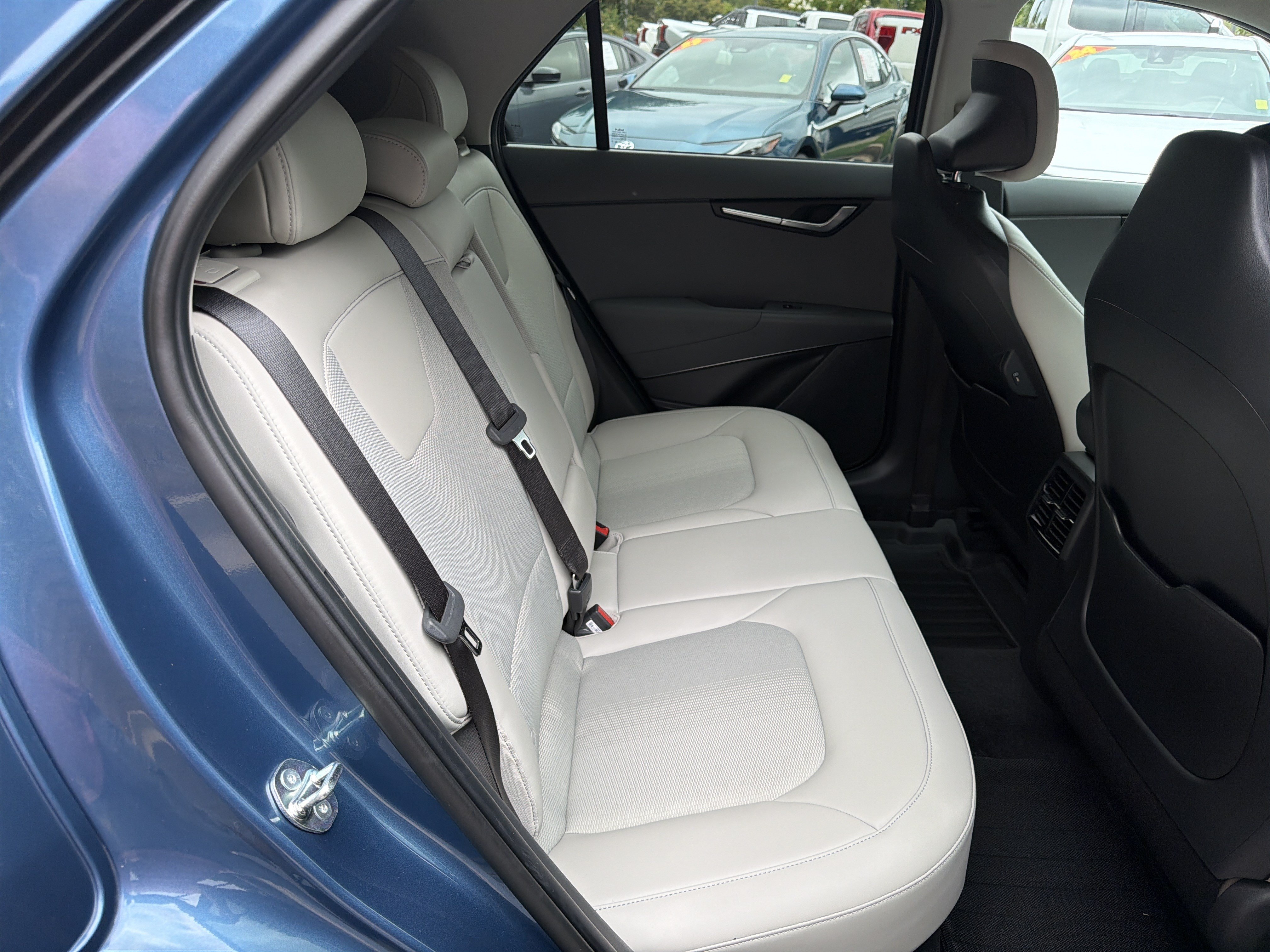 Used 2025 Kia Niro EX FWD image 15