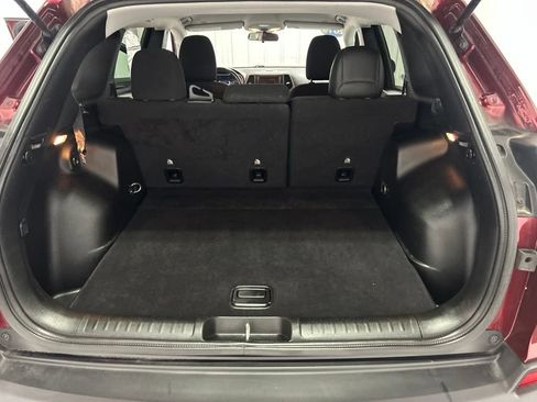 Used 2019 Jeep Cherokee Latitude w/ Cold Weather Group FWD image 11