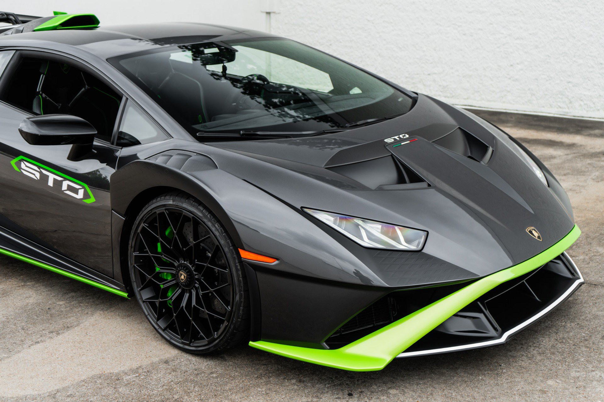 Used 2021 Lamborghini Huracan STO RWD image 16