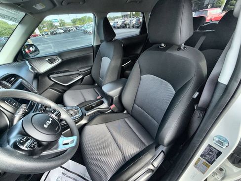 Used 2025 Kia Soul LX w/ LX Technology Package FWD image 13