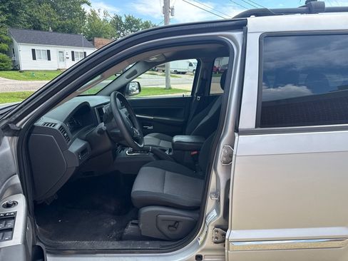 Used 2010 Jeep Grand Cherokee Laredo w/ Popular Equipment Group AWD/4WD image 10