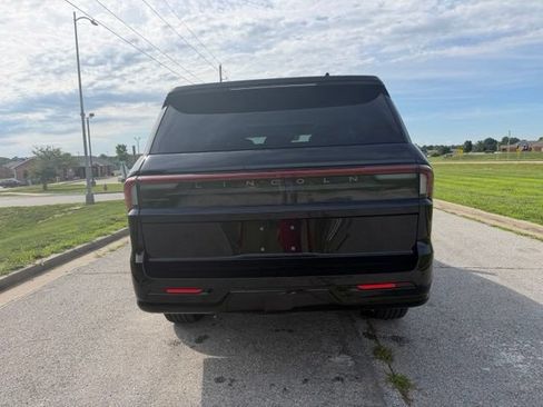 Used 2025 Lincoln Navigator Reserve AWD/4WD image 4
