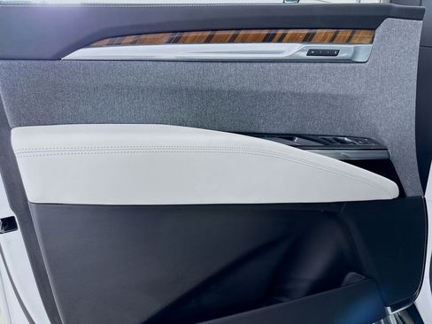 Used 2025 Cadillac Escalade Premium Luxury Platinum image 18