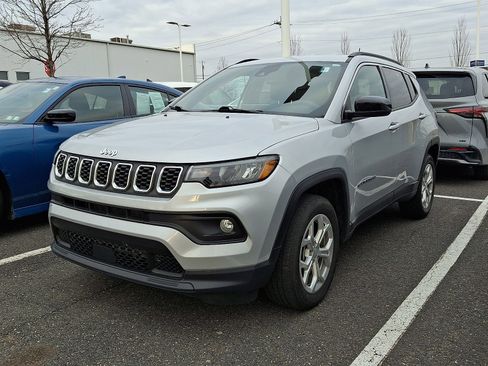 Used 2024 Jeep Compass Latitude image 2