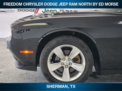 Used 2022 Dodge Challenger SXT RWD image 5