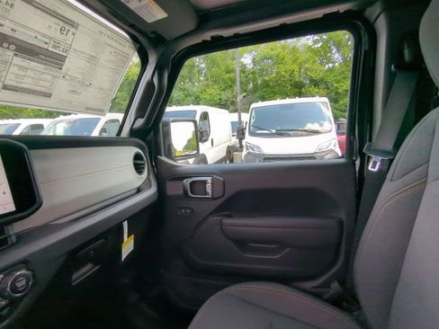 New 2025 Jeep Gladiator Sport image 11