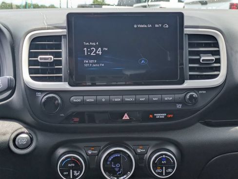 Used 2024 Hyundai Venue Limited FWD image 18