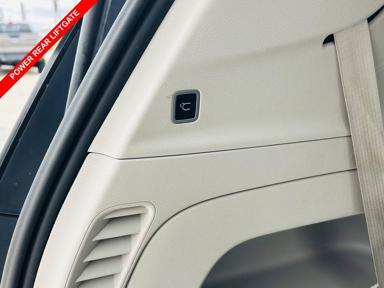 Used 2024 Chrysler Pacifica Touring-L FWD image 11