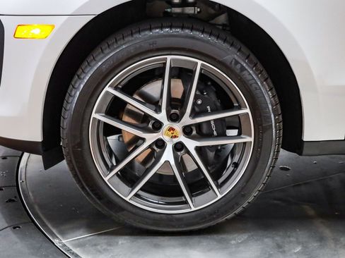 Certified 2026 Porsche Macan image 10