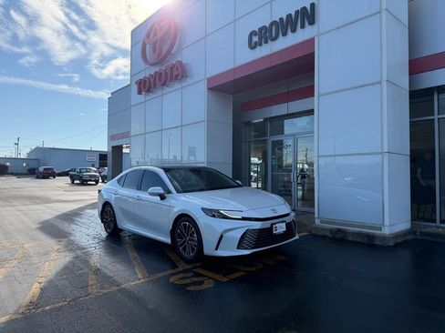 Used 2025 Toyota Camry XLE image 1