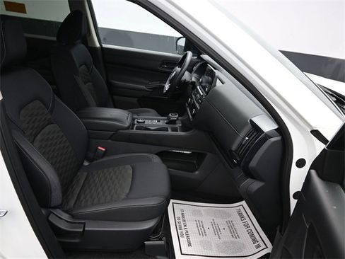 Used 2024 Nissan Pathfinder S image 9