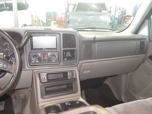 Used 2004 Chevrolet Suburban LS w/ Preferred Equipment Group AWD/4WD image 36